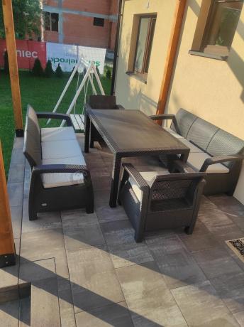 Brązowe meble ogrodowe z wysokim stołem