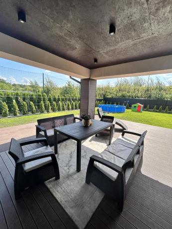 Brązowe meble ogrodowe z wysokim stołem