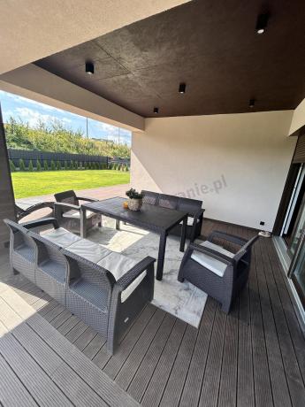 Brązowe meble ogrodowe z wysokim stołem