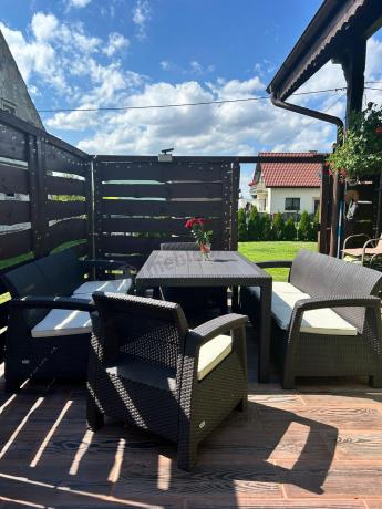 Brązowe meble ogrodowe z wysokim stołem