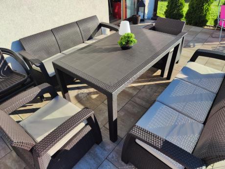 Brązowe meble ogrodowe z wysokim stołem