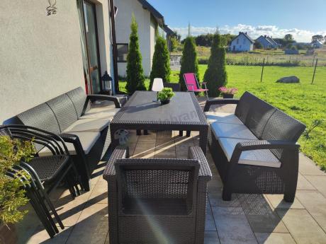 Brązowe meble ogrodowe z wysokim stołem