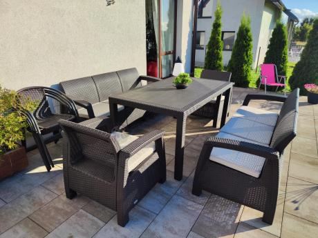 Brązowe meble ogrodowe z wysokim stołem