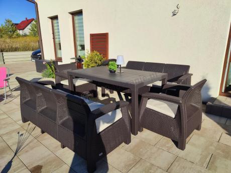 Brązowe meble ogrodowe z wysokim stołem