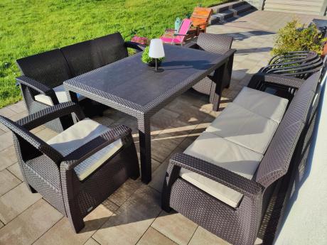 Brązowe meble ogrodowe z wysokim stołem