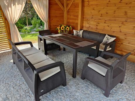 Brązowe meble ogrodowe z wysokim stołem