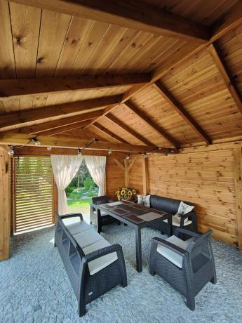 Brązowe meble ogrodowe z wysokim stołem