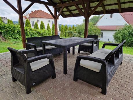 Brązowe meble ogrodowe z wysokim stołem