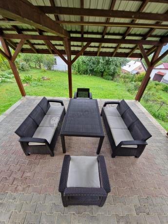 Brązowe meble ogrodowe z wysokim stołem