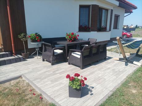 Brązowe meble ogrodowe z wysokim stołem