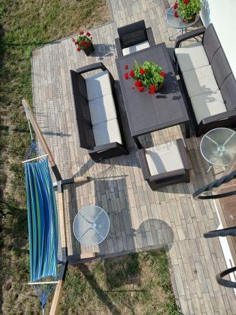 Brązowe meble ogrodowe z wysokim stołem