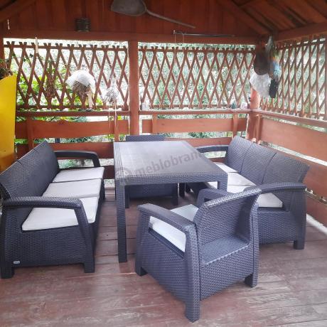 Brązowe meble ogrodowe z wysokim stołem