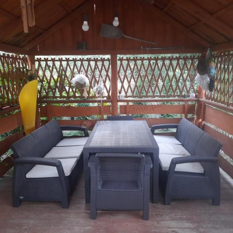 Brązowe meble ogrodowe z wysokim stołem