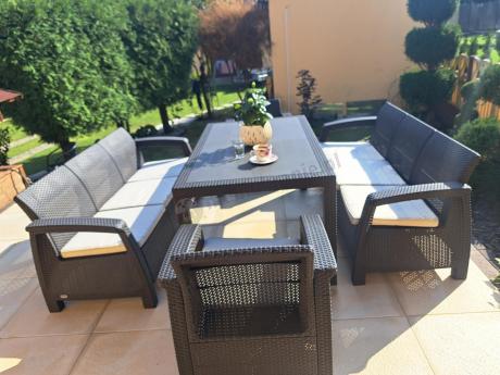 Brązowe meble ogrodowe z wysokim stołem