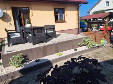 Brązowe meble ogrodowe z wysokim stołem