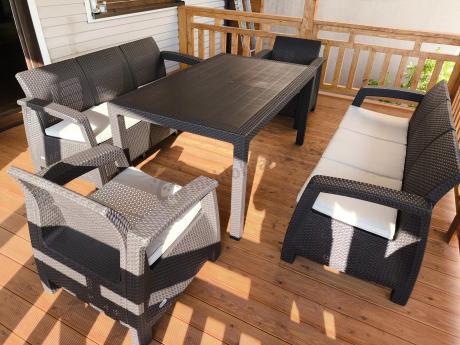 Brązowe meble ogrodowe z wysokim stołem