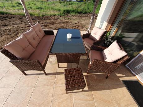 Brązowe meble technorattanowe z wysokim stołem 120cm i sofą Torino Dining