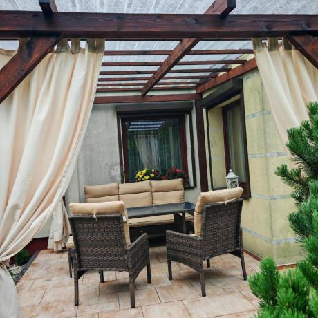 Brązowe neble ogrodowe z sofą 175cm, wysokim stołem, fotelami i pufami Lirata Dining