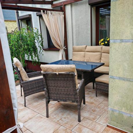 Brązowe neble ogrodowe z sofą 175cm, wysokim stołem, fotelami i pufami Lirata Dining