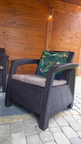 Brązowy narożnik do ogrodu Relly VII ze stołem podnoszonym i fotelem + pufy