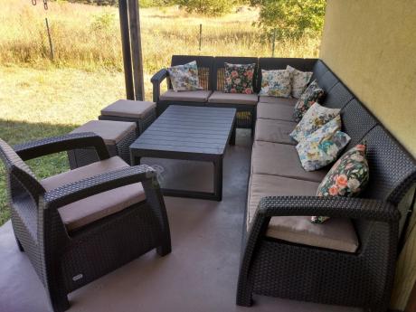 Brązowy narożnik do ogrodu Relly VII ze stołem podnoszonym i fotelem + pufy