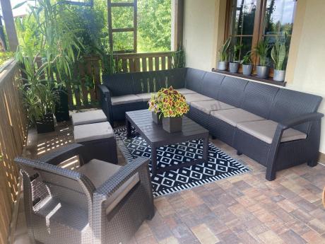 Brązowy narożnik do ogrodu Relly VII ze stołem podnoszonym i fotelem + pufy