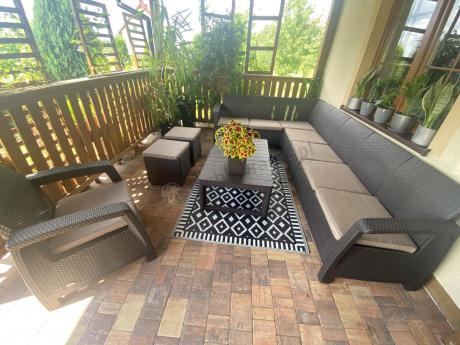 Brązowy narożnik do ogrodu Relly VII ze stołem podnoszonym i fotelem + pufy