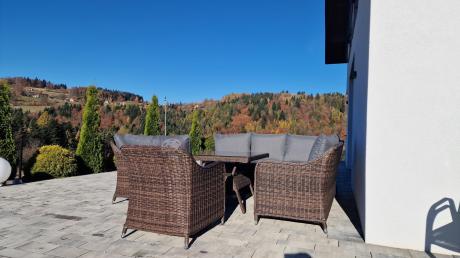 Brązowy narożnik na taras 207x207cm z wysokim stołem i fotelami Novici - Dark Brown