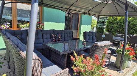 Brązowy narożnik na taras Laritto Corner XL + 2x regulowany fotel i pufy - Dark Brown