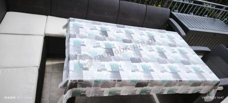 Brązowy narożnik na taras Rellme VII ze stołem obiadowym i fotelem + pufy