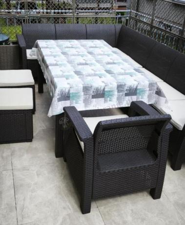 Brązowy narożnik na taras Rellme VII ze stołem obiadowym i fotelem + pufy