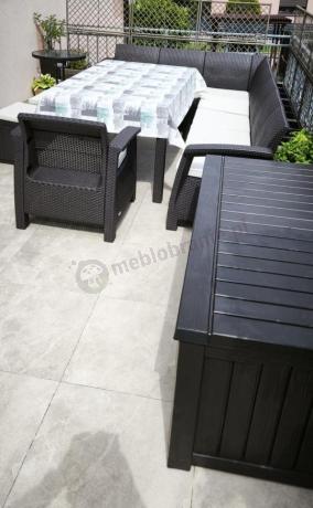 Brązowy narożnik na taras Rellme VII ze stołem obiadowym i fotelem + pufy