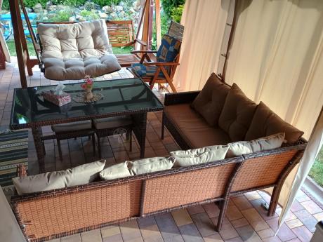 Brązowy narożnik ogrodowy z wysokim stołem 120cm i 3 pufami Torino Corner