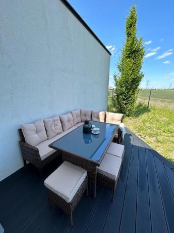 Brązowy narożnik ogrodowy z wysokim stołem 120cm i 3 pufami Torino Corner