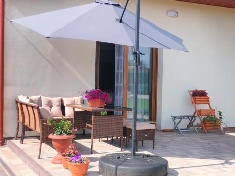 Brązowy narożnik ogrodowy z wysokim stołem 120cm i 3 pufami Torino Corner