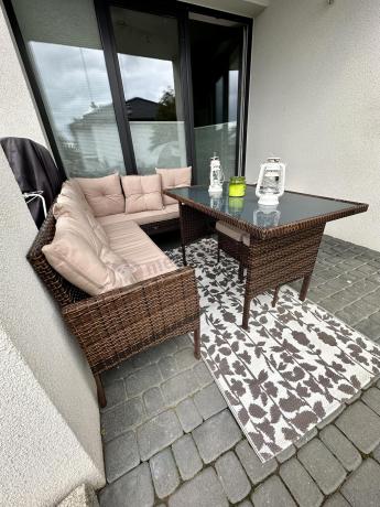 Brązowy narożnik ogrodowy z wysokim stołem 120cm i 3 pufami Torino Corner