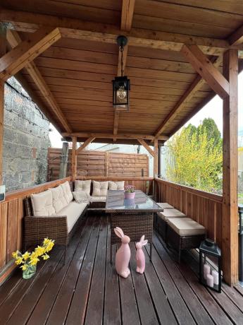 Brązowy narożnik ogrodowy z wysokim stołem 120cm i 3 pufami Torino Corner