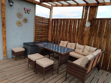 Brązowy narożnik ogrodowy z wysokim stołem 120cm i 3 pufami Torino Corner