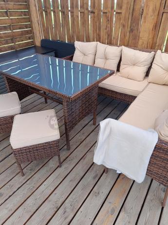 Brązowy narożnik ogrodowy z wysokim stołem 120cm i 3 pufami Torino Corner