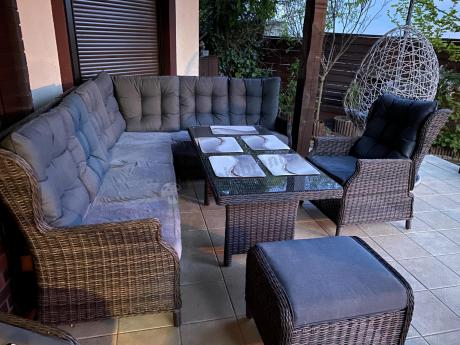 Brązowy narożnik z technorattanu Laritto 251x195cm z wysokim stołem i fotelem - Dark Brown