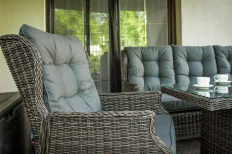 Brązowy narożnik z technorattanu Laritto 251x195cm z wysokim stołem i fotelem - Dark Brown