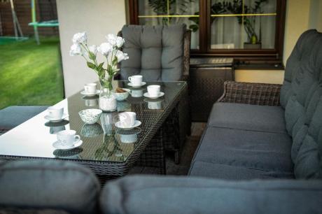 Brązowy narożnik z technorattanu Laritto 251x195cm z wysokim stołem i fotelem - Dark Brown