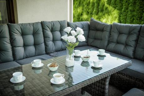 Brązowy narożnik z technorattanu Laritto 251x195cm z wysokim stołem i fotelem - Dark Brown