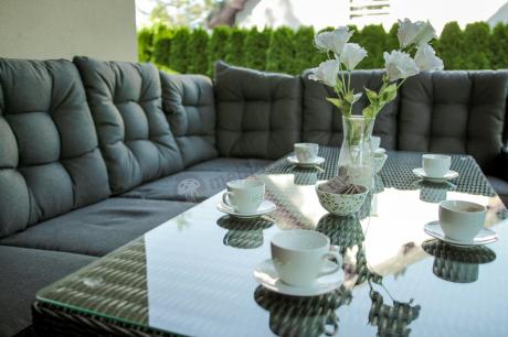 Brązowy narożnik z technorattanu Laritto 251x195cm z wysokim stołem i fotelem - Dark Brown