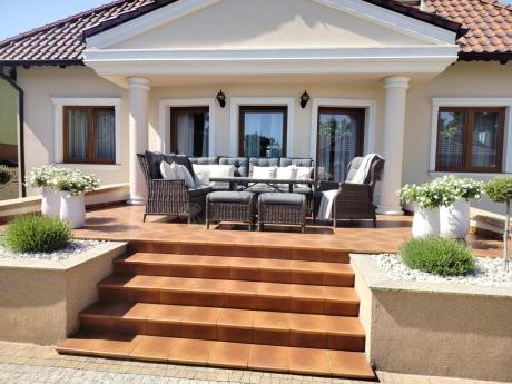 Brązowy narożnik z technorattanu Laritto 251x195cm z wysokim stołem i fotelem - Dark Brown