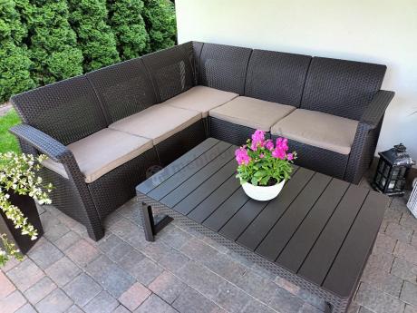 Brązowy narożny zestaw z regulowanym stołem