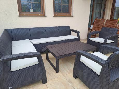 Brązowy zestaw dla 8 osób z narożnikiem, stołem podnoszonym i dwoma fotelami Relly VI