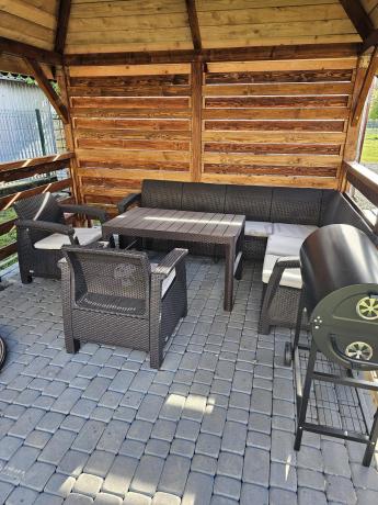 Brązowy zestaw dla 8 osób z narożnikiem, stołem podnoszonym i dwoma fotelami Relly VI