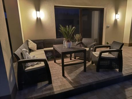 Brązowy zestaw dla 8 osób z narożnikiem, stołem podnoszonym i dwoma fotelami Relly VI