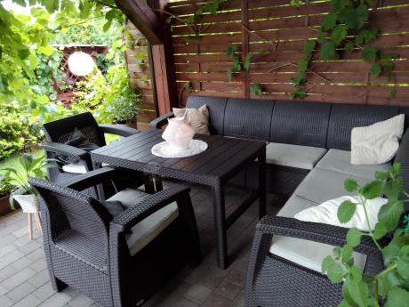 Brązowy zestaw dla 8 osób z narożnikiem, stołem podnoszonym i dwoma fotelami Relly VI